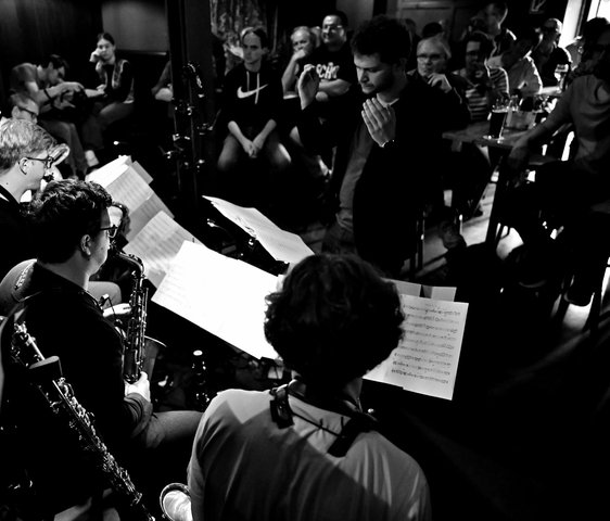 Ein Orchester beim Auftritt