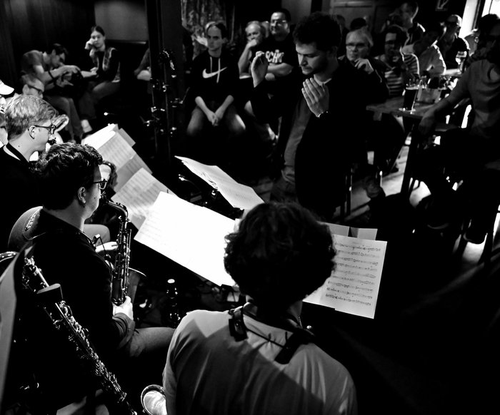 Ein Orchester beim Auftritt