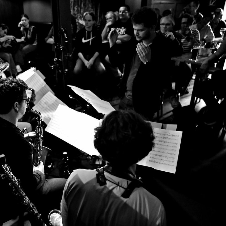 Ein Orchester beim Auftritt