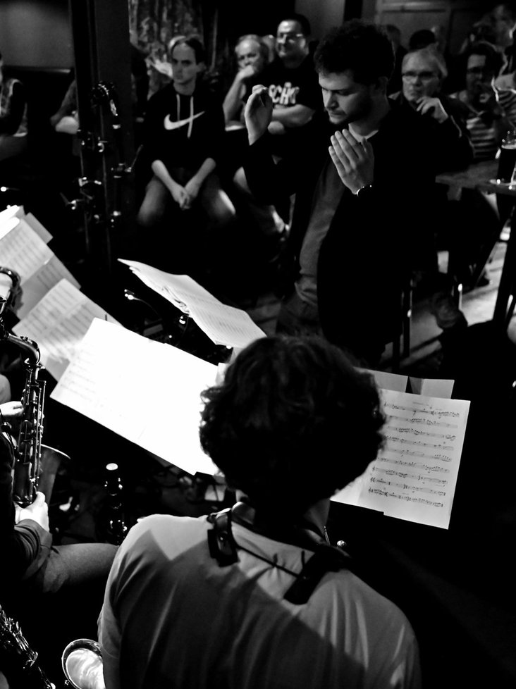 Ein Orchester beim Auftritt