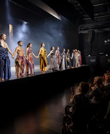 Links im Bild: Auf der Bühne verbeugt sich die die Emanuel Gat Dance Company
Rechts im Bild: Applaudierendes Publikum.