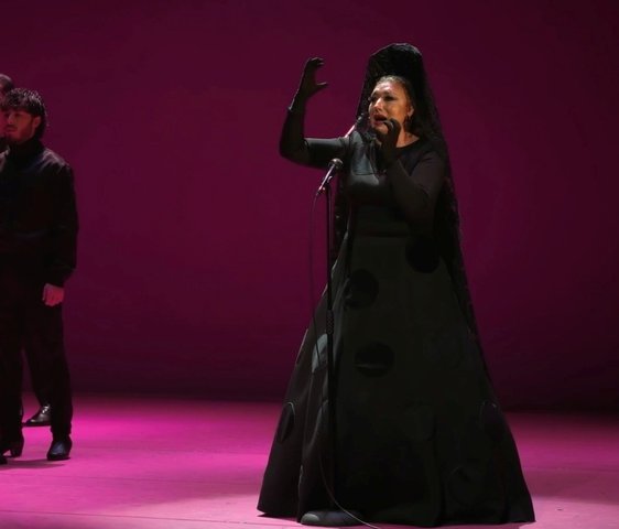 Die Protagonist:innen von "Muerta de amo" in schwarzen Kostümen auf der Bühne