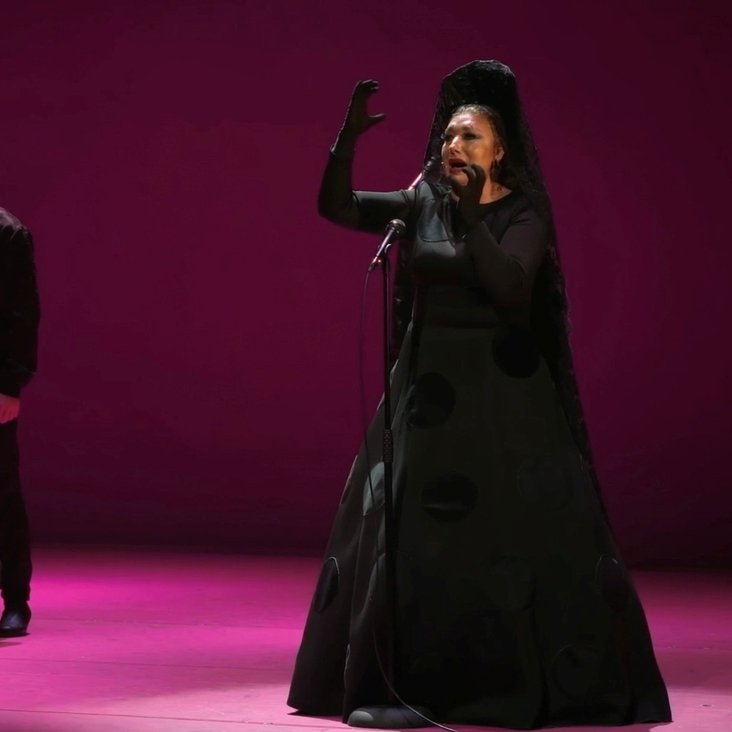 Die Protagonist:innen von "Muerta de amo" in schwarzen Kostümen auf der Bühne