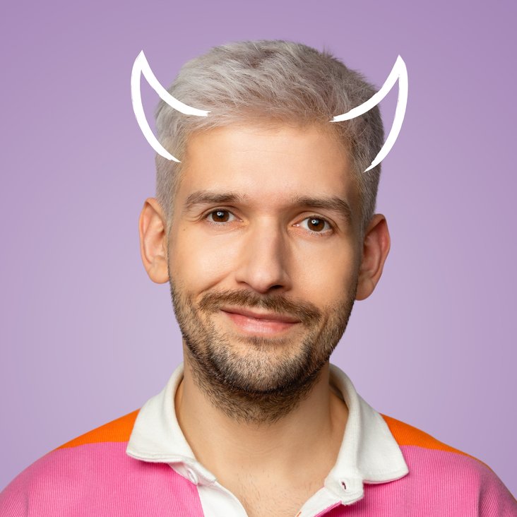 Portraitfoto Michael Buchinger mit aufgemalten Hörnern am Kopf.