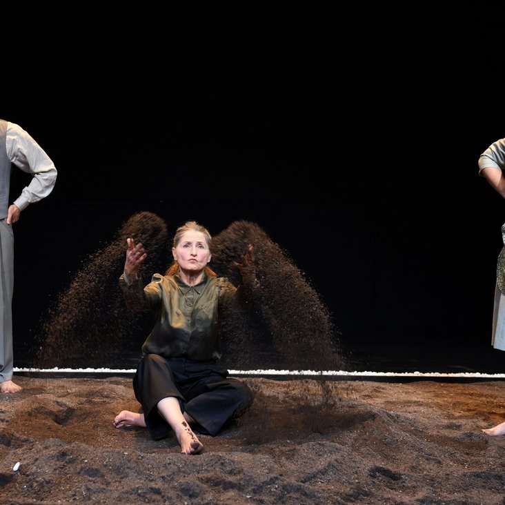 Das Ensemble von nomad theatre ensemble auf der Bühne