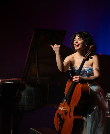 Ana  Carla Maza steht und lacht