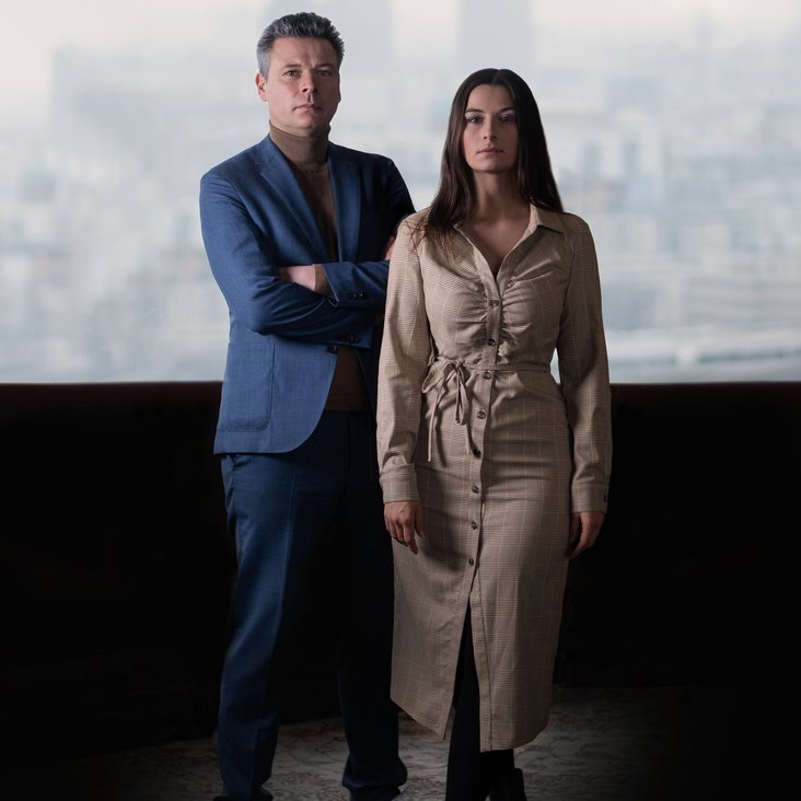 Solveig Gode & Kayhan Özgenc posieren für das Plakatmotiv