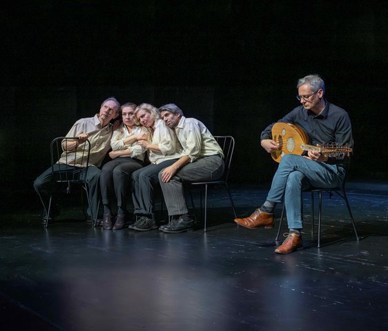 Vier Schauspieler:innen des Theaterhauses und ein Musiker mit Oud auf der Bühne.