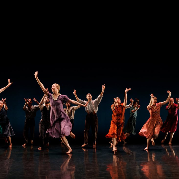 Tänzer:innen von Gauthier Dance in Kostüm auf der Bühne der Produktion "Harry"