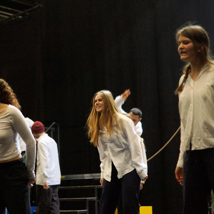 Beteiligte der theaterpädagogischen Produktion "VIOLA" bei den Proben