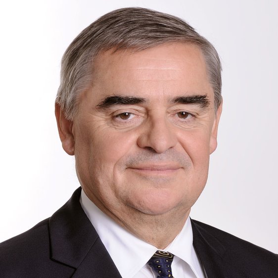 Portraitfoto von Peter Müller, ehemaliger Ministerpräsident des Saarlands und Richter des Bundesverfassungsgerichts, seit 2025 im Präsidium der Schiedsgerichtsbarkeit NS-Raubgut