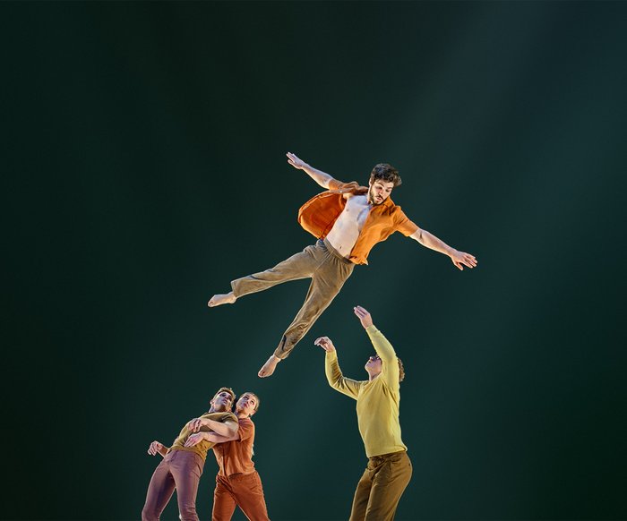 Ein Mann wird akrobatisch in die Luft geworfen