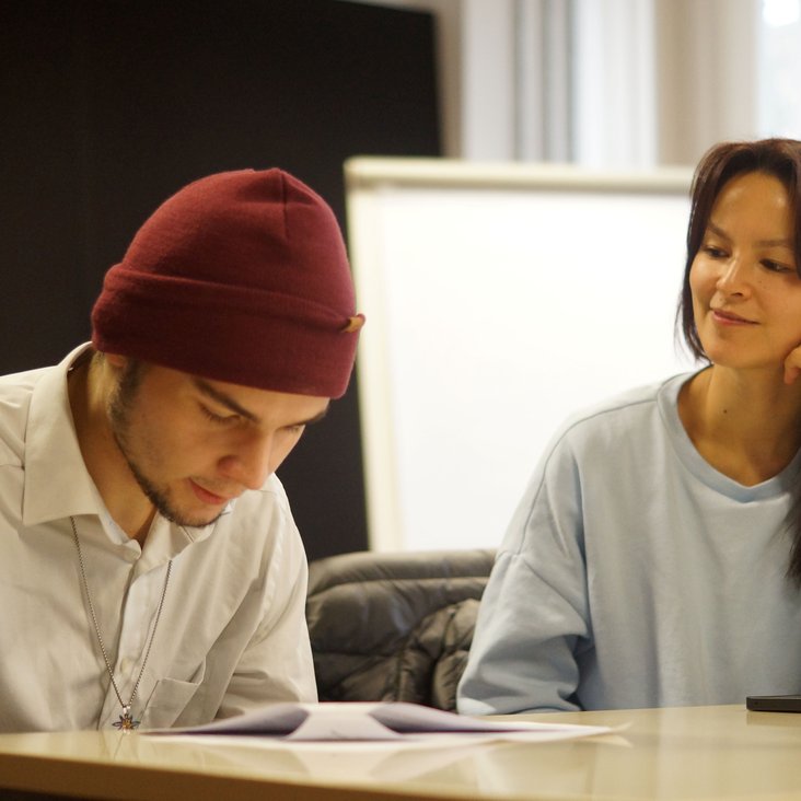 Beteiligte der theaterpädagogischen Produktion "VIOLA" bei den Proben