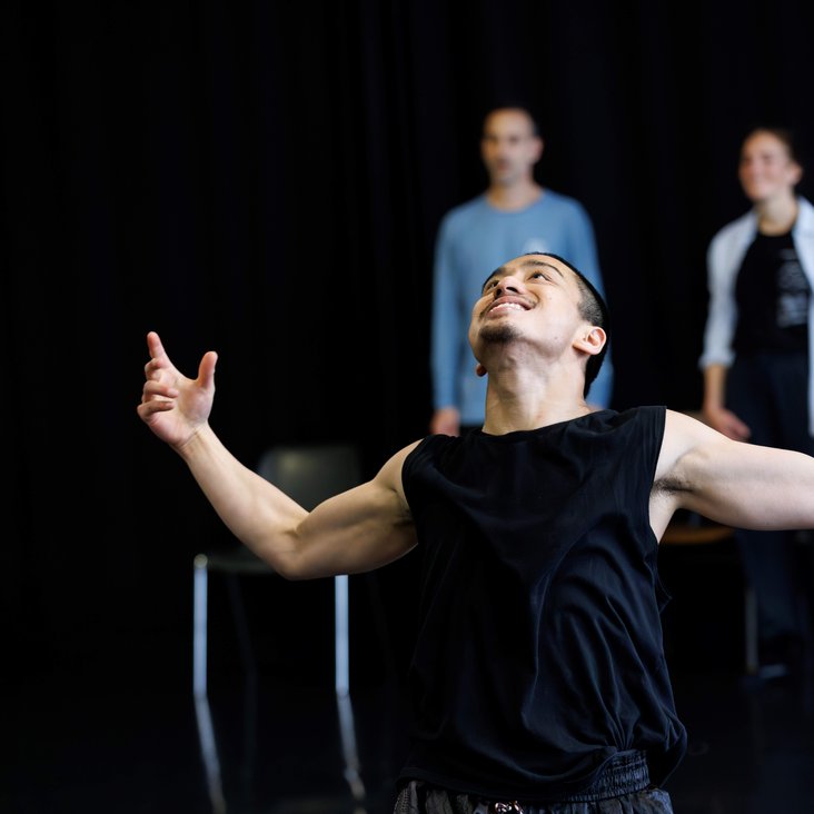 Tänzer:innen von Gauthier Dance bei der Probe mit Choreograph Hofesh Shechter für "UNLUCK"