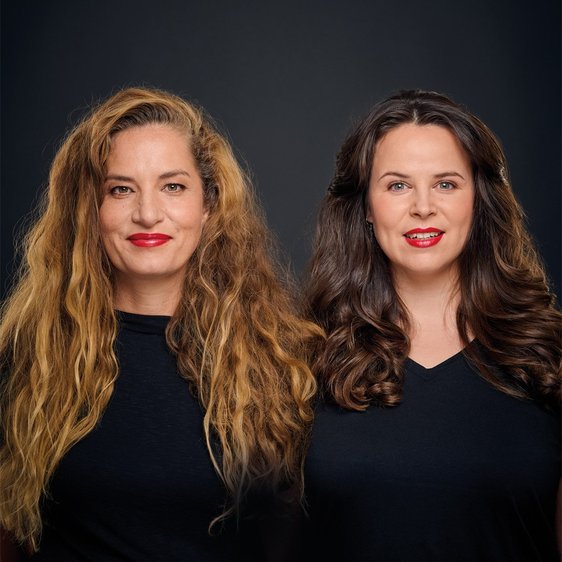 Beide Künstlerinnen schauen in die Kamera.