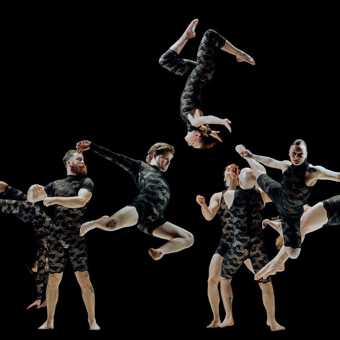 Performer:innen der Circa Company in Kostüm auf der Bühne, der Hintergrund ist schwarz, die Kostüme auch.