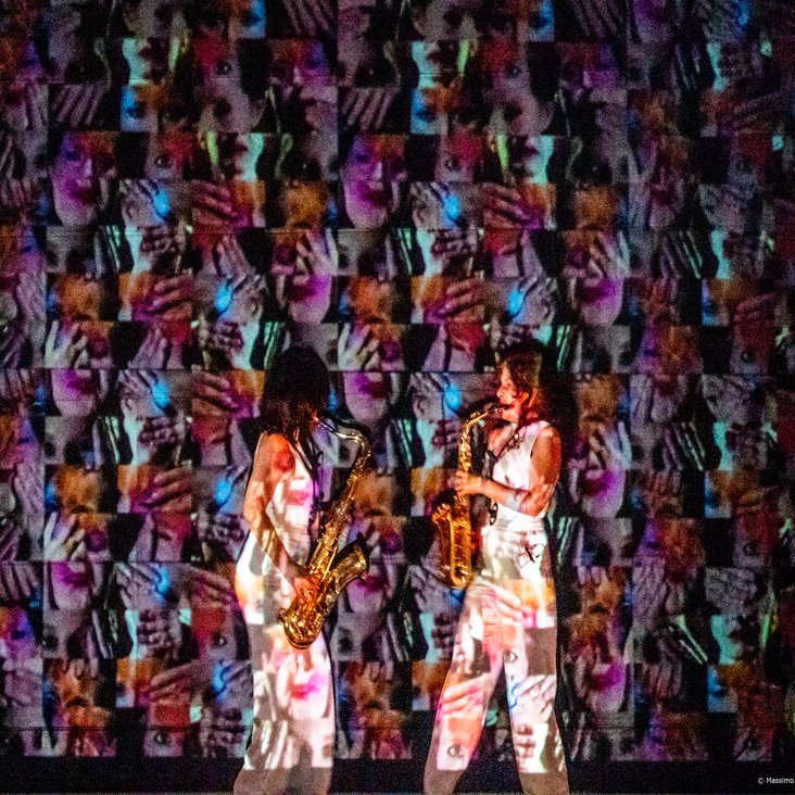 Die Performerinnen von "BOWIEdeutsch" auf der Bühne