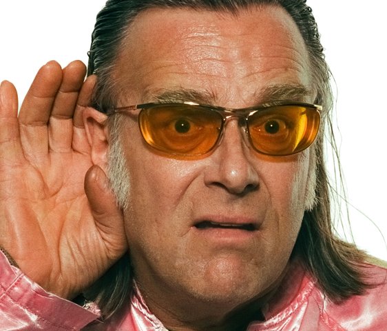Michael Gaedt mit rosa Jacke mit Aufnähern und gelber Sonnenbrille