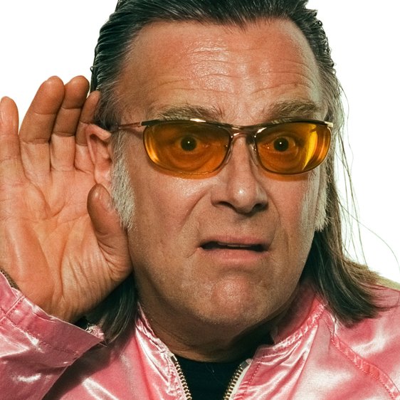 Michael Gaedt mit rosa Jacke mit Aufnähern und gelber Sonnenbrille