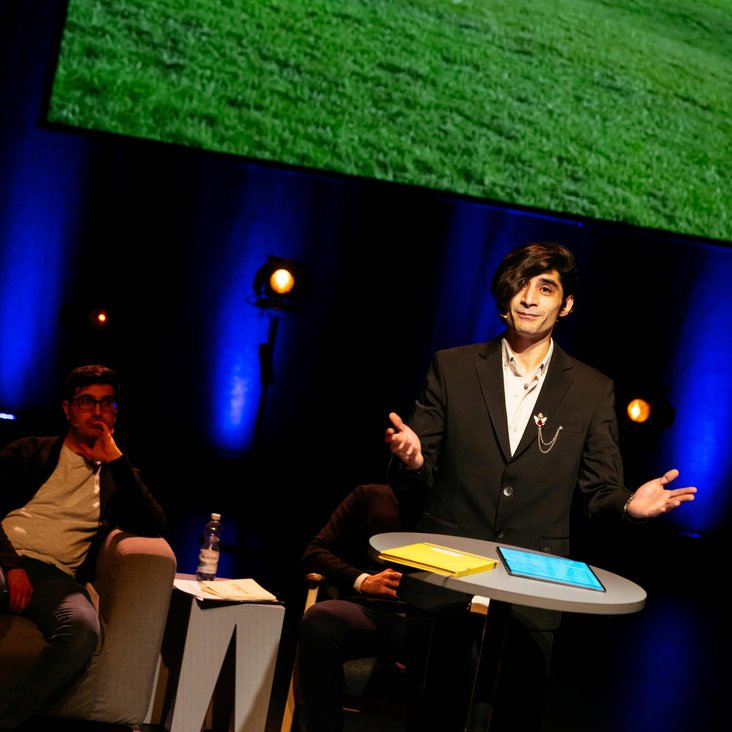 Protagonist:innen aus der Produktion "Angekommen" auf der Bühne.