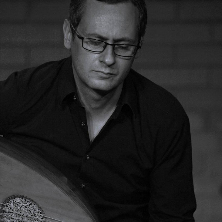 Portraitfoto von Karim Othman-Hassan mit Oud