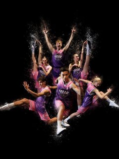 Die Tänzer:innen der Gauthier Dance JUNIORS sind in sportlichen Trikots und Posen abgebildet. Der Hintergrund ist schwarz.