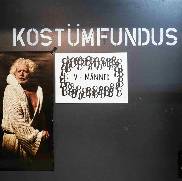 Tür mit Schriftzug „KOSTÜMFUNDUS“ und Foto daneben.