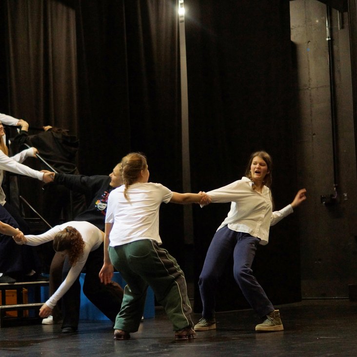 Beteiligte der theaterpädagogischen Produktion "VIOLA" bei den Proben