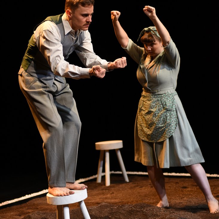 Das Ensemble von nomad theatre ensemble auf der Bühne