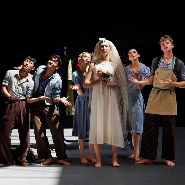 Die Gauthier Dance JUNIORS in Kostümen auf der Sporthallen-Bühne im Theaterhaus