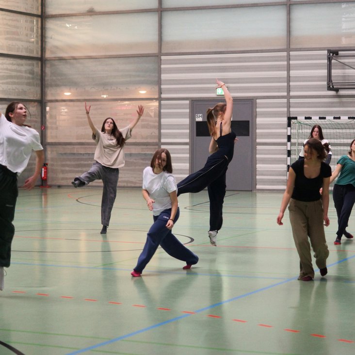 Beteiligte der theaterpädagogischen Produktion "VIOLA" bei den Proben