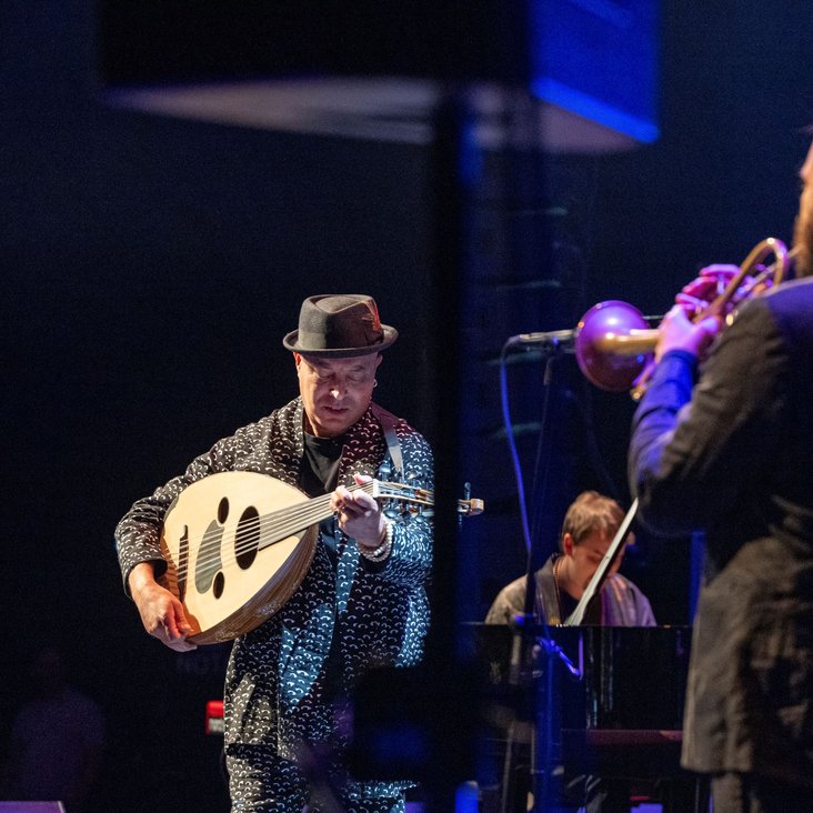 Dhafer Youssef spielt an der Oud