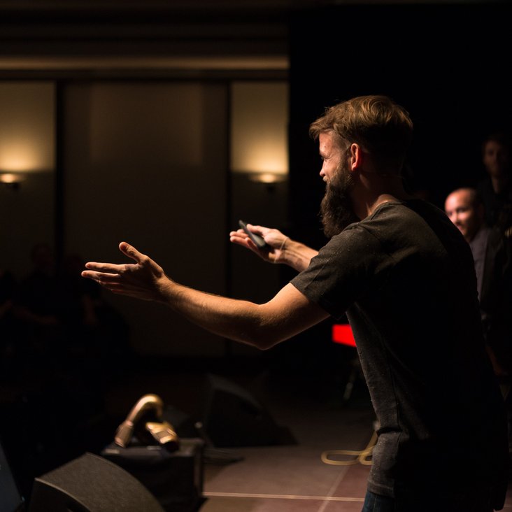 Teilnehmende des Science Slam auf der Bühne vor Publikum
