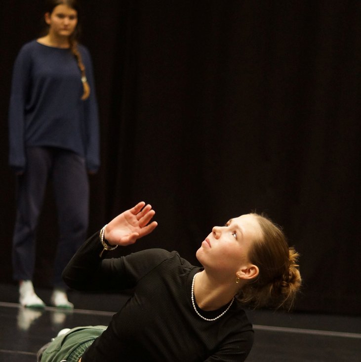 Beteiligte der theaterpädagogischen Produktion "VIOLA" bei den Proben