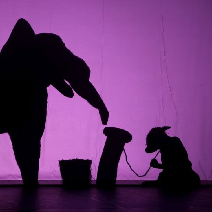 Menschen hinter einer Wand werfen erstaunliche Schatten