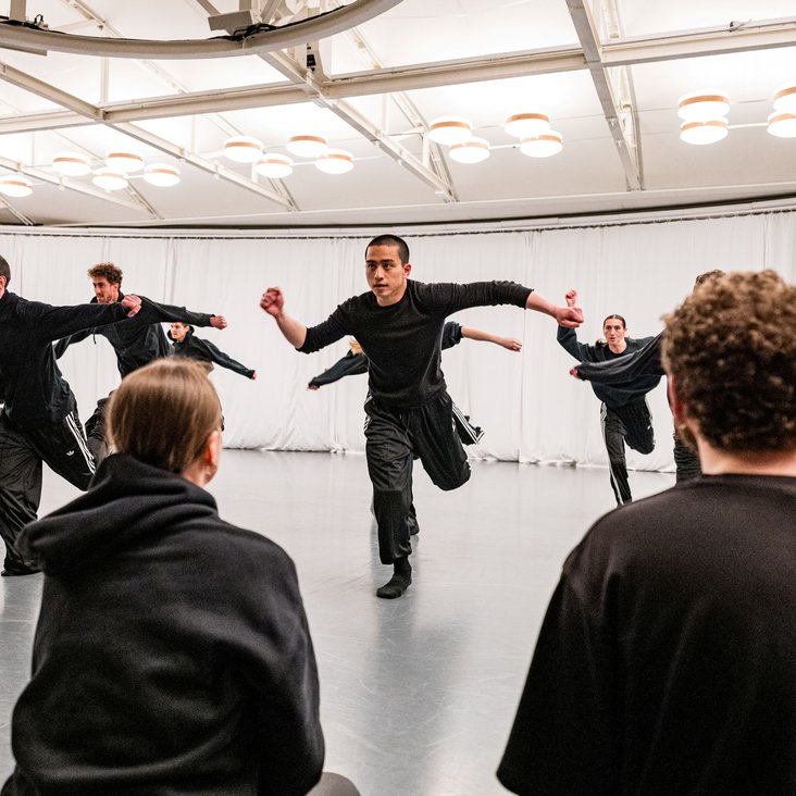 Tänzer:innen von Gauthier Dance bei den Proben im Ballettsaal in Orsolina, Italien
