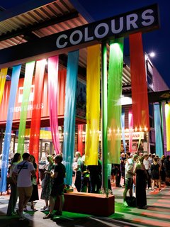 Publikum während des COLOURS Festivals vor dem Theaterhaus