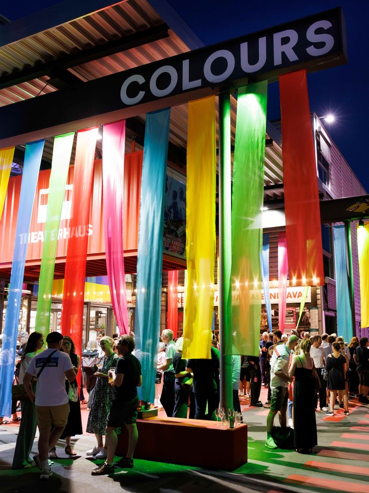 Publikum während des COLOURS Festivals vor dem Theaterhaus