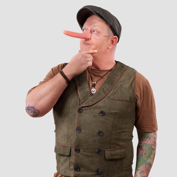 Michael Eller trägt eine lange Pinocchio-Nase