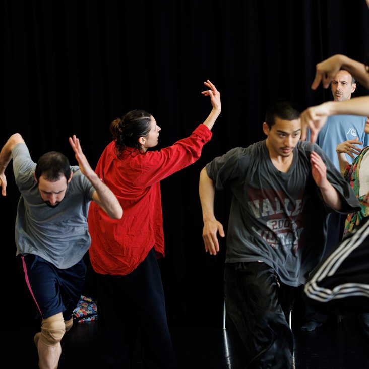 Tänzer:innen von Gauthier Dance bei der Probe mit Choreograph Hofesh Shechter für "UNLUCK"