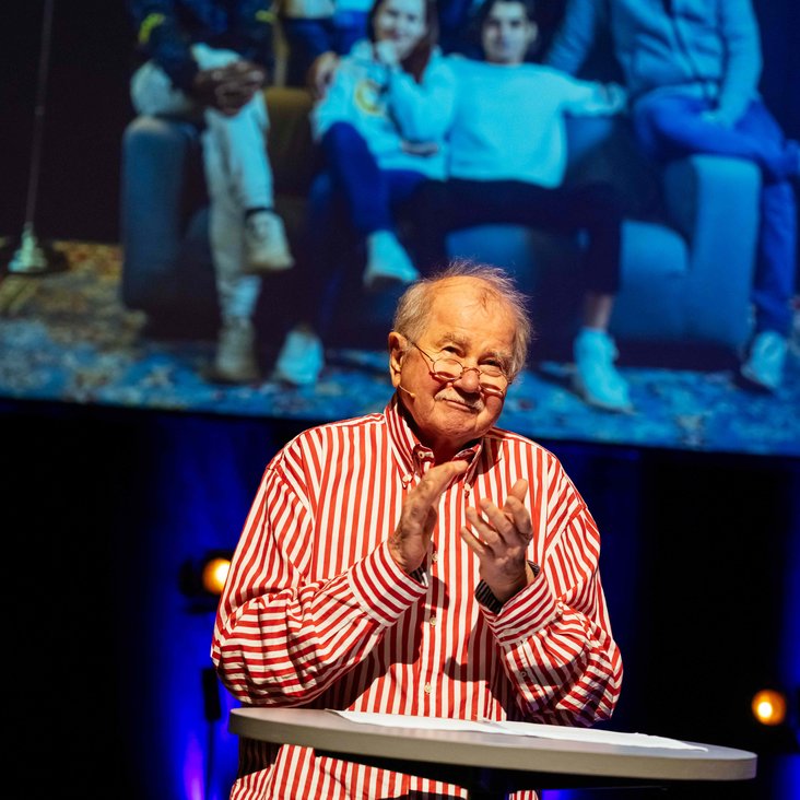 Protagonist:innen aus der Produktion "Angekommen" auf der Bühne.