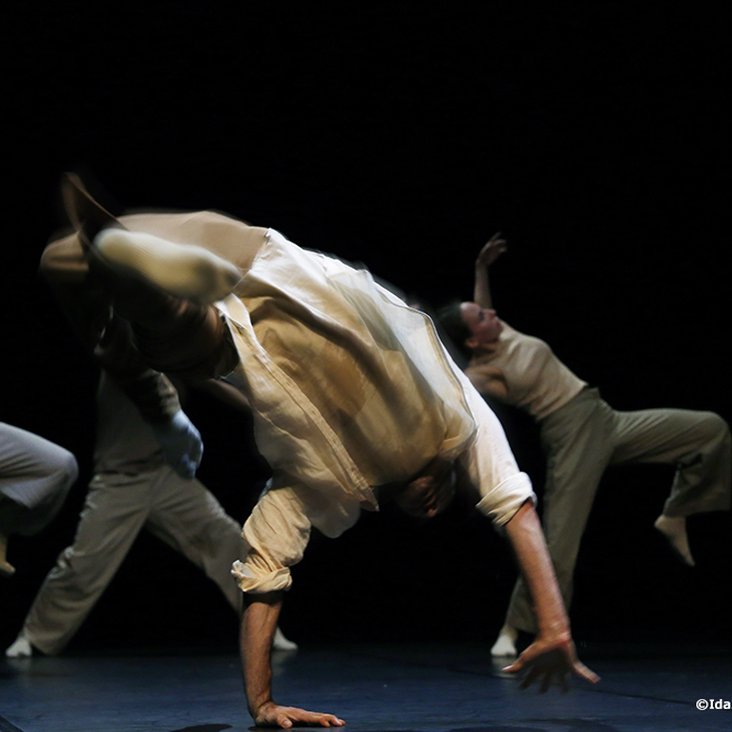 Tänzer:innen der company idem bei der Performance ihrer Choreographie "Imbalance" auf der Bühne.