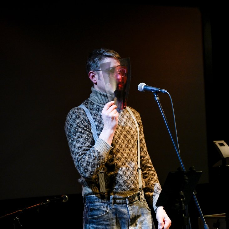 Boris Rosenberger in Kostüm im Bühnenbild von "The first cut is the deepest"