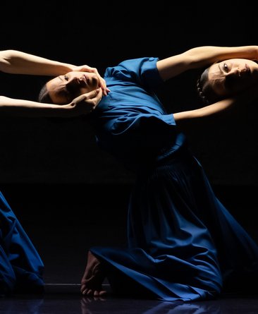 Bühnenfoto aus "The Seven Sins", drei Tänzerinnen posieren in blauen Kleidern