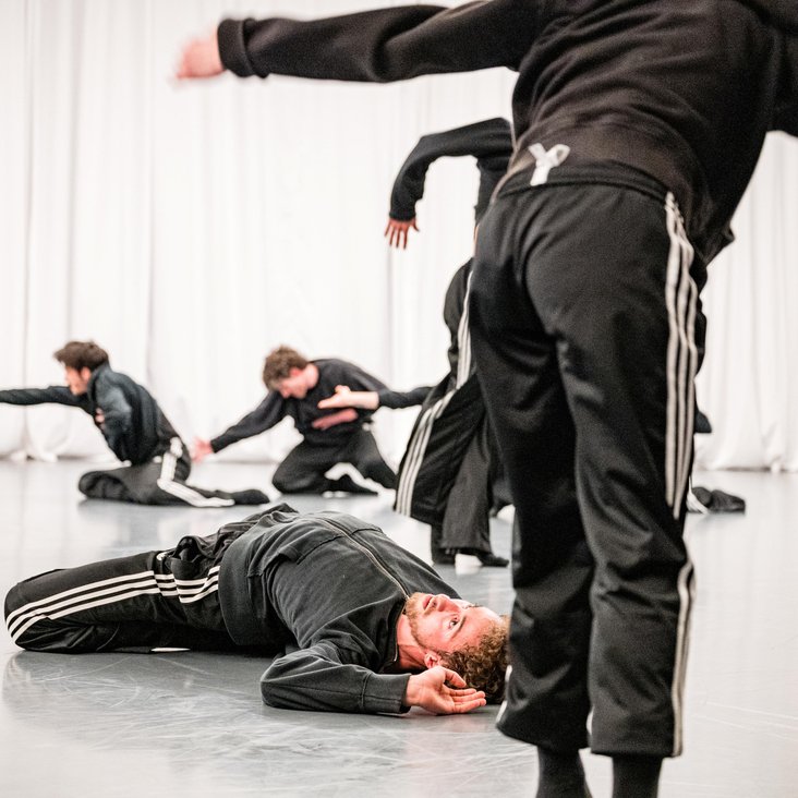 Tänzer:innen von Gauthier Dance bei den Proben im Ballettsaal in Orsolina, Italien