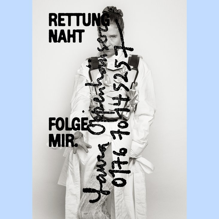 Portraitfoto von Laura Oppenhäuser in weißer Kleidung. Darauf steht handschriftlich mit schwarzem Edding ihr Name und eine Handynummer. Außerdem "Rettung naht" und "Folge mir".