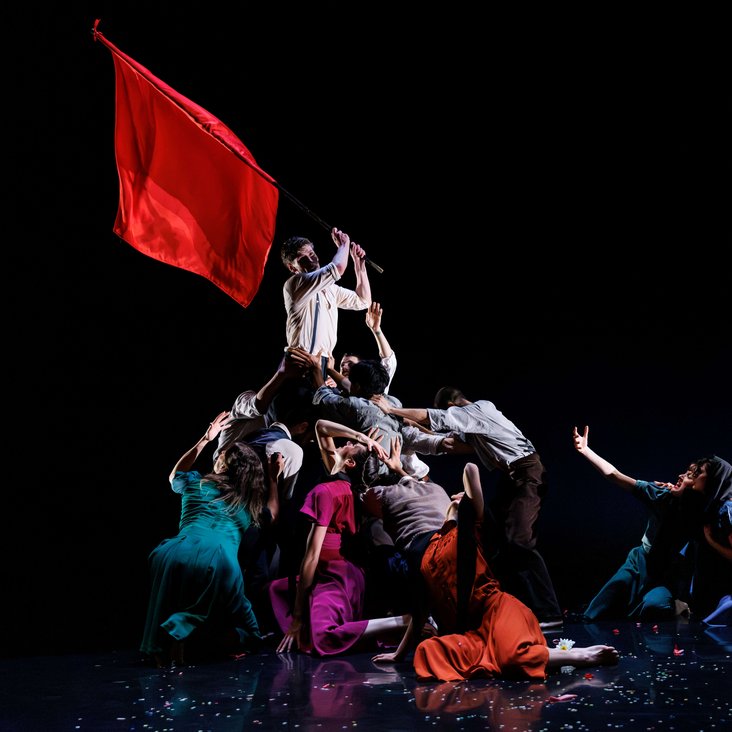 Tänzer:innen von Gauthier Dance in Kostüm auf der Bühne der Produktion "Harry"