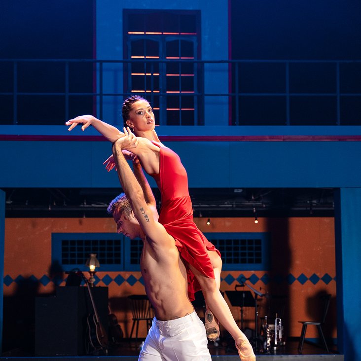 Mitglieder des Ensembles von "Viva la Vida" live auf der Bühne