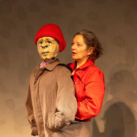 Ilka Vierkant auf der Bühne mit einer lebensgroßen Puppe