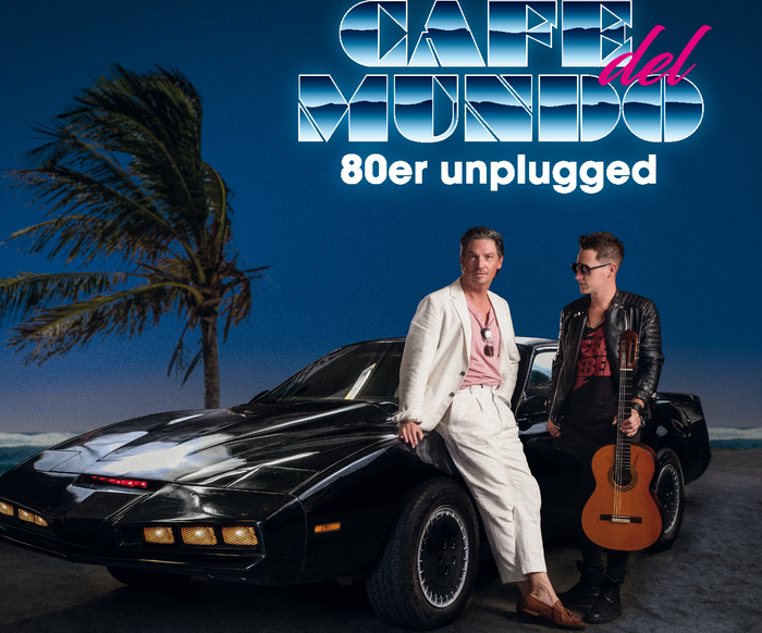 Die Künstler von Cafe del Mundo stehen vor einem Auto, eine Palme im Hintergrund. Auf dem Foto steht: Cafe del Mundo: 80er unplugged
